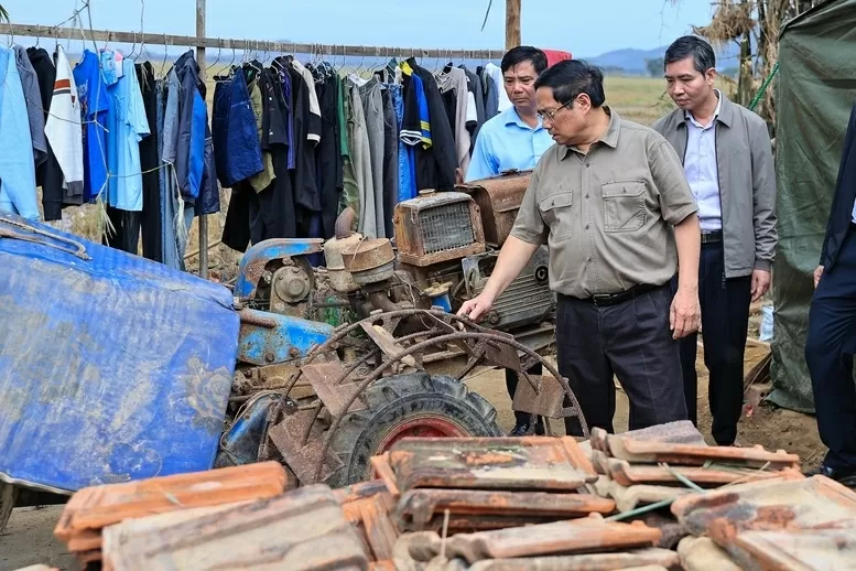 Thủ tướng Phạm Minh Chính thăm, động viên 9 hộ gia đình có nhà bị sập hoàn toàn do mưa lũ tại thôn Phú Hữu, xã Hòa Thịnh - Ảnh: VGP/Nhật Bắc Thủ tướng Phạm Minh Chính thăm, động viên 9 hộ gia đình có nhà bị sập hoàn toàn do mưa lũ tại thôn Phú Hữu, xã Hòa Thịnh - Ảnh: VGP/Nhật Bắc