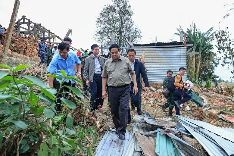 Thủ tướng Phạm Minh Chính và đoàn công tác tới thăm rốn lũ Hòa Thịnh, nơi chịu thiệt hại nặng nề nhất của tỉnh Đắk Lắk - Ảnh: VGP/Nhật Bắc Thủ tướng Phạm Minh Chính và đoàn công tác tới thăm rốn lũ Hòa Thịnh, nơi chịu thiệt hại nặng nề nhất của tỉnh Đắk Lắk - Ảnh: VGP/Nhật Bắc
