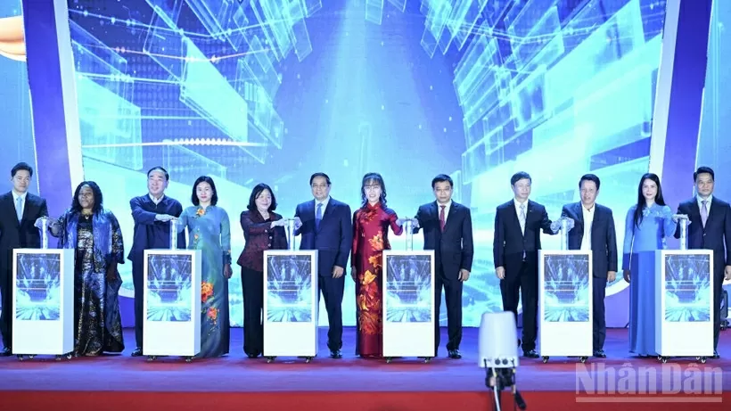 Thủ tướng Chính phủ Phạm Minh Chính cùng các đồng chí lãnh đạo thực hiện nghi thức kích hoạt triển khai Đề án của Chính phủ “Hỗ trợ phụ nữ khởi nghiệp giai đoạn 2026-2035”. (Ảnh: Trần Hải) Thủ tướng Chính phủ Phạm Minh Chính cùng các đồng chí lãnh đạo thực hiện nghi thức kích hoạt triển khai Đề án của Chính phủ “Hỗ trợ phụ nữ khởi nghiệp giai đoạn 2026-2035”. (Ảnh: Trần Hải)