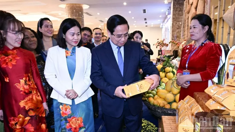 Thủ tướng Chính phủ Phạm Minh Chính tham quan các gian trưng bày sản phẩm tiêu biểu do phụ nữ khởi nghiệp. (Ảnh: Trần Hải)