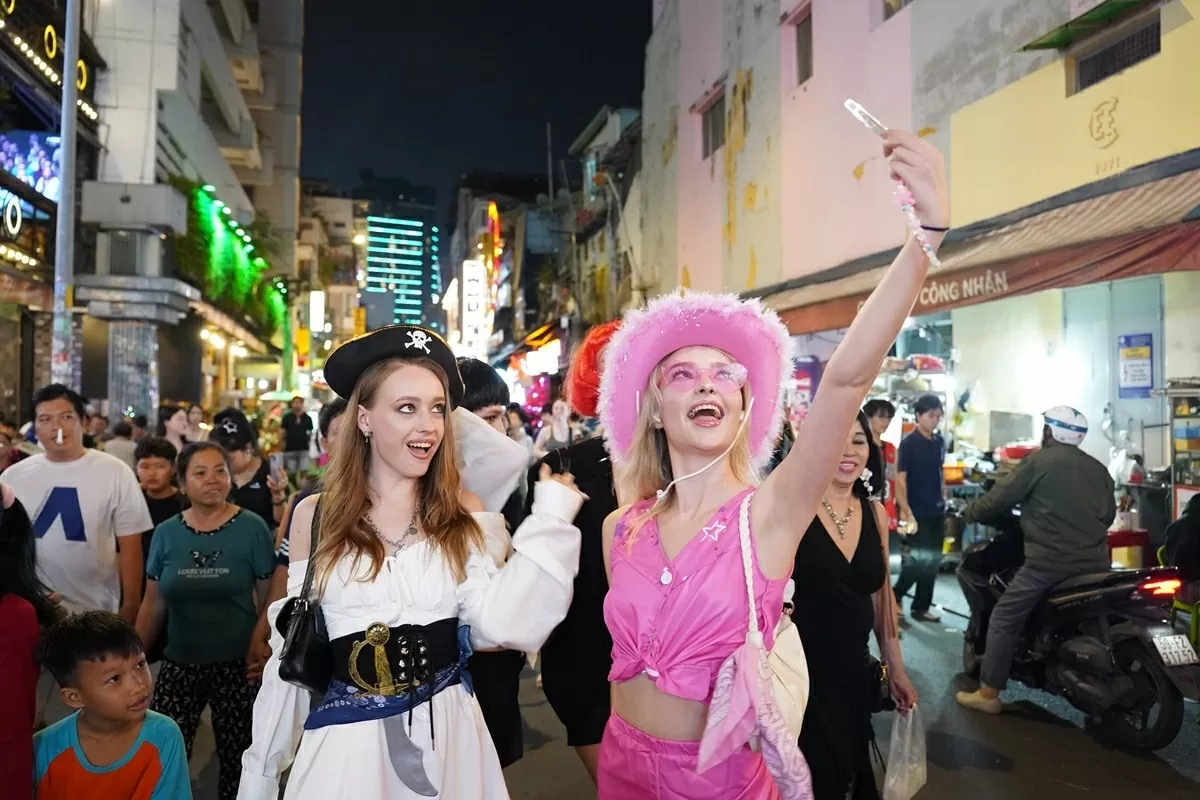 Du khách quốc tế đến vui chơi tại phố tây Bùi Viện. (Nguồn: Tạp chí Du lịch TPHCM)