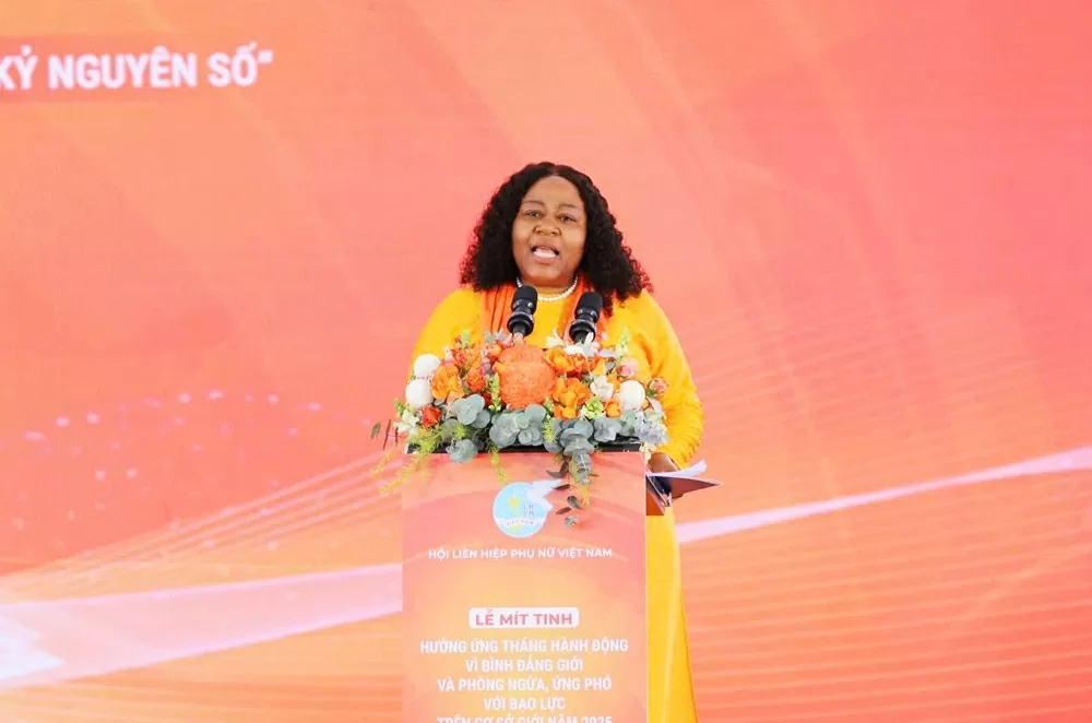 bà Caroline Nyamayemombe, Trưởng Đại diện UN Women đề xuất các giải pháp xây dựng tương lai số an toàn và bao trùm hơn cho phụ nữ và trẻ em gái Việt Nam. (Ảnh: Thành Khiêm) bà Caroline Nyamayemombe, Trưởng Đại diện UN Women đề xuất các giải pháp xây dựng tương lai số an toàn và bao trùm hơn cho phụ nữ và trẻ em gái Việt Nam. (Ảnh: Thành Khiêm)