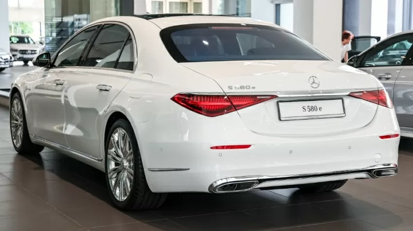 Xe được bổ sung tính năng đánh lái bánh sau nhằm tăng độ linh hoạt khi xoay trở trong đô thị. Xe được bổ sung tính năng đánh lái bánh sau nhằm tăng độ linh hoạt khi xoay trở trong đô thị.