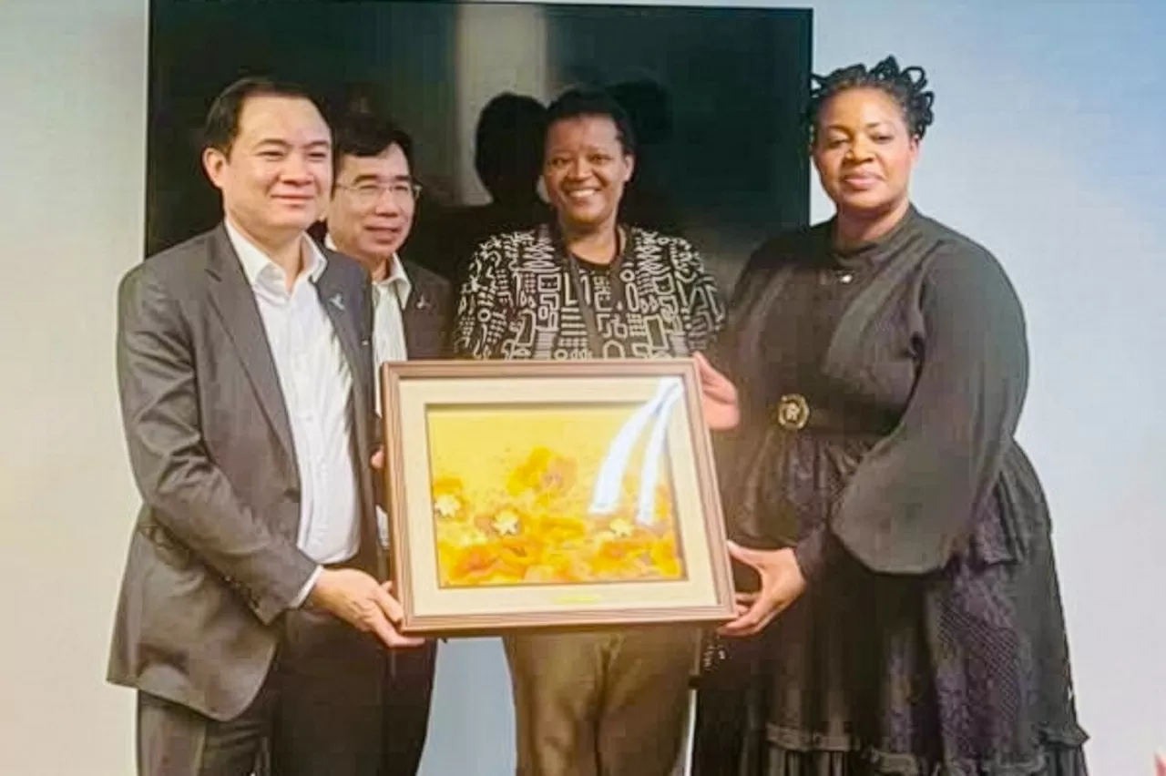 Lãnh đạo Petrovietnam tặng quà lưu niệm lãnh đạo SANPC. Lãnh đạo Petrovietnam tặng quà lưu niệm lãnh đạo SANPC.