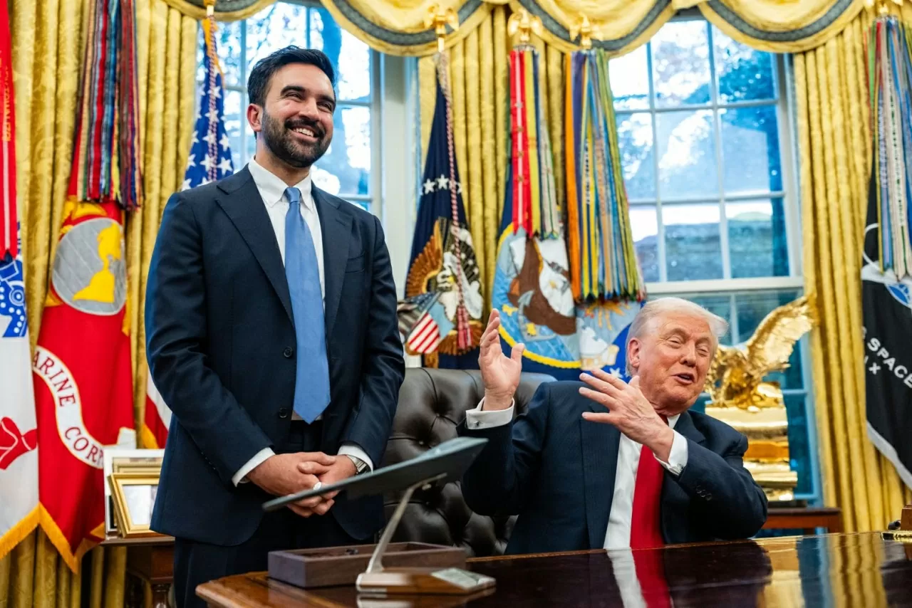 Tổng thống Mỹ Donald Trump ra hiệu với Thị trưởng đắc cử của New York, Zohran Mamdani, khi họ trả lời các phóng viên tại Phòng Bầu dục của Nhà Trắng vào thứ Sáu, ngày 21/11. Ông Trump dành nhiều lời khen cho ông Mamdani, cho rằng ông và người mà ông thường xuyên (nhưng sai sự thật) gọi là “một kẻ cộng sản” thực ra có khá nhiều điểm chung. Đây là một cái kết đầy bất ngờ và tích cực cho một cuộc gặp có tính chất căng thẳng cao giữa hai chính trị gia hoàn toàn đối lập, những người đã dành nhiều tháng qua để công kích lẫn nhau bằng những lời lẽ gay gắt. (Nguồn: The New York Times) Tổng thống Mỹ Donald Trump ra hiệu với Thị trưởng đắc cử của New York, Zohran Mamdani, khi họ trả lời các phóng viên tại Phòng Bầu dục của Nhà Trắng vào thứ Sáu, ngày 21/11. Ông Trump dành nhiều lời khen cho ông Mamdani, cho rằng ông và người mà ông thường xuyên (nhưng sai sự thật) gọi là “một kẻ cộng sản” thực ra có khá nhiều điểm chung. Đây là một cái kết đầy bất ngờ và tích cực cho một cuộc gặp có tính chất căng thẳng cao giữa hai chính trị gia hoàn toàn đối lập, những người đã dành nhiều tháng qua để công kích lẫn nhau bằng những lời lẽ gay gắt. (Nguồn: The New York Times)