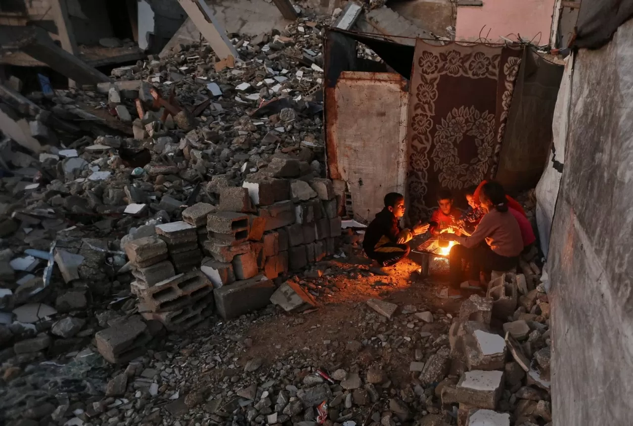 Những đứa trẻ Palestine sưởi ấm đôi tay bên ngọn lửa vào một ngày mưa tại Khan Younis. Tổ chức Ân xá Quốc tế (Amnesty International) cho biết Israel vẫn đang “tiếp tục thực hiện hành vi diệt chủng” đối với người Palestine ở Dải Gaza, bất chấp thỏa thuận ngừng bắn đã đạt được vào tháng trước. (Nguồn The Guardian) Những đứa trẻ Palestine sưởi ấm đôi tay bên ngọn lửa vào một ngày mưa tại Khan Younis. Tổ chức Ân xá Quốc tế (Amnesty International) cho biết Israel vẫn đang “tiếp tục thực hiện hành vi diệt chủng” đối với người Palestine ở Dải Gaza, bất chấp thỏa thuận ngừng bắn đã đạt được vào tháng trước. (Nguồn The Guardian)