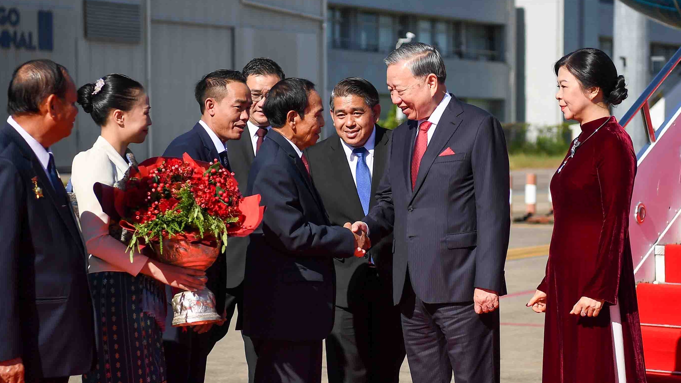 tong bi thu to lam va phu nhan bat dau chuyen tham cap nha nuoc lao