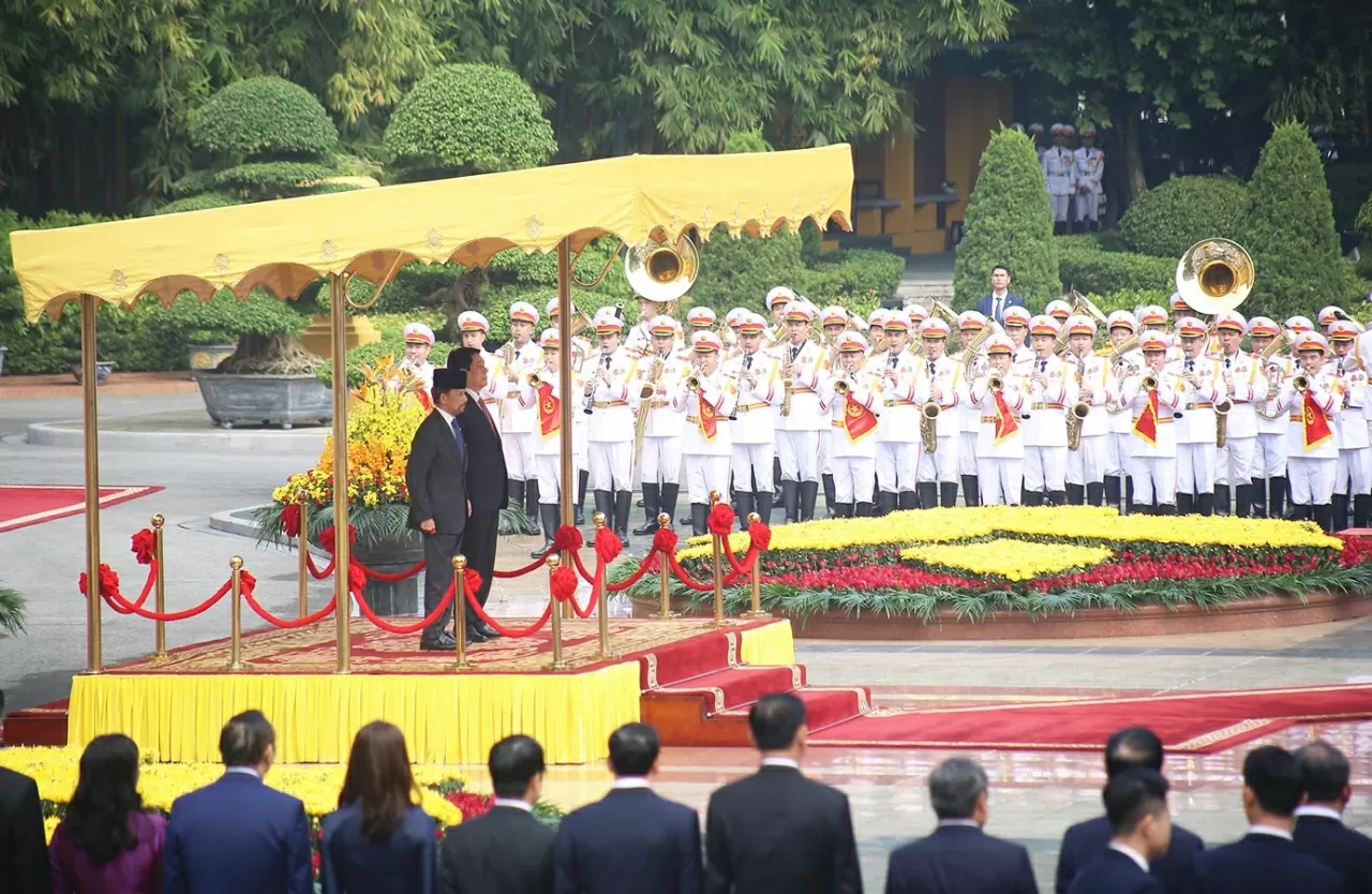 Chủ tịch nước Lương Cường và Quốc vương Brunei tiến lên bục danh dự, Quốc thiều hai nước được cử lên. (Ảnh: Thành Long)