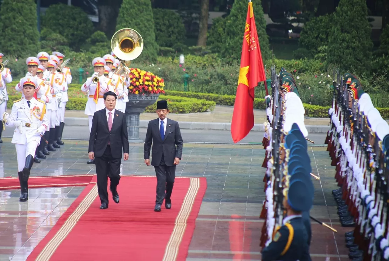 Chủ tịch nước Lương Cường và Quốc vương Brunei duyệt đội danh dự. (Ảnh: Thành Long)