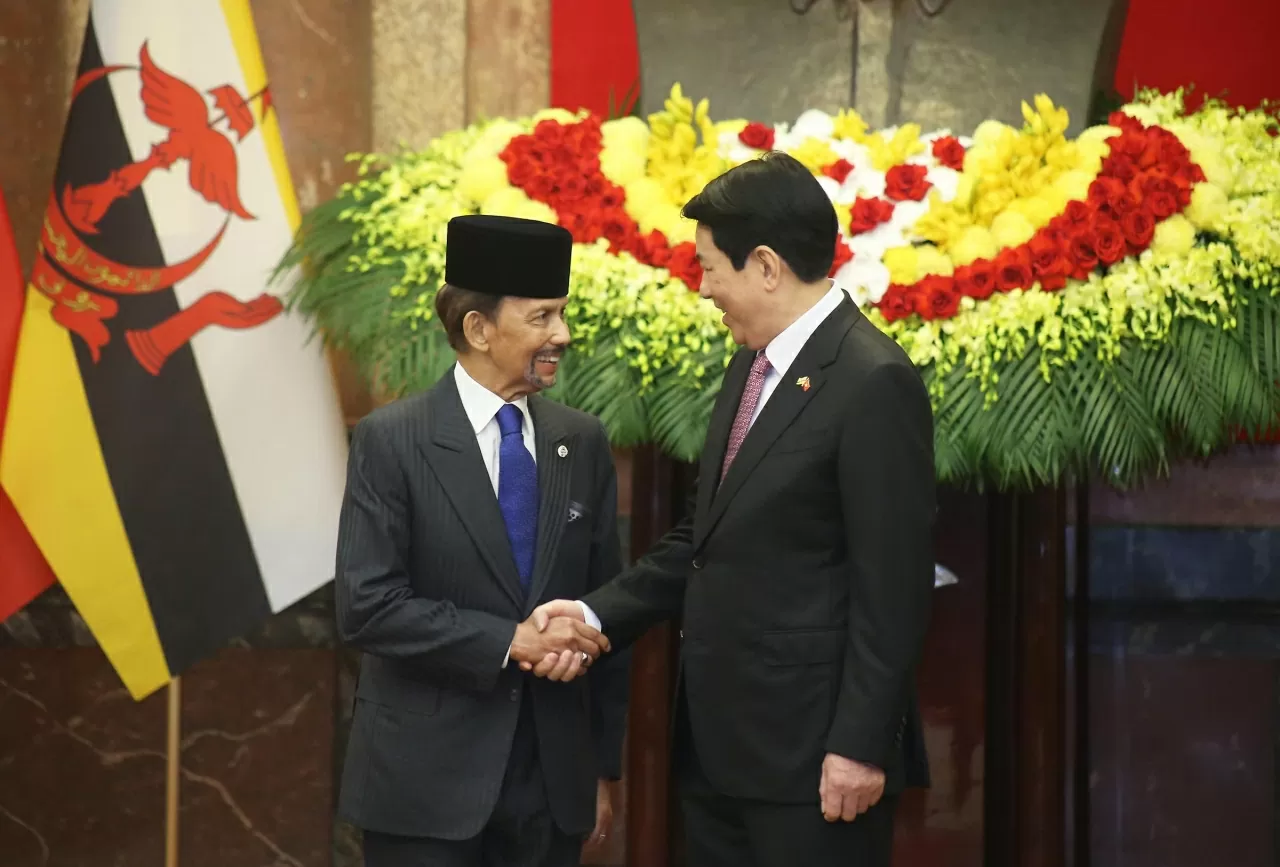 Chủ tịch nước Lương Cường và Quốc vương Brunei Darussalam Haji Hassanal Bolkiah chụp ảnh chung trước khi bước vào hội đàm. (Ảnh: Thành Long)