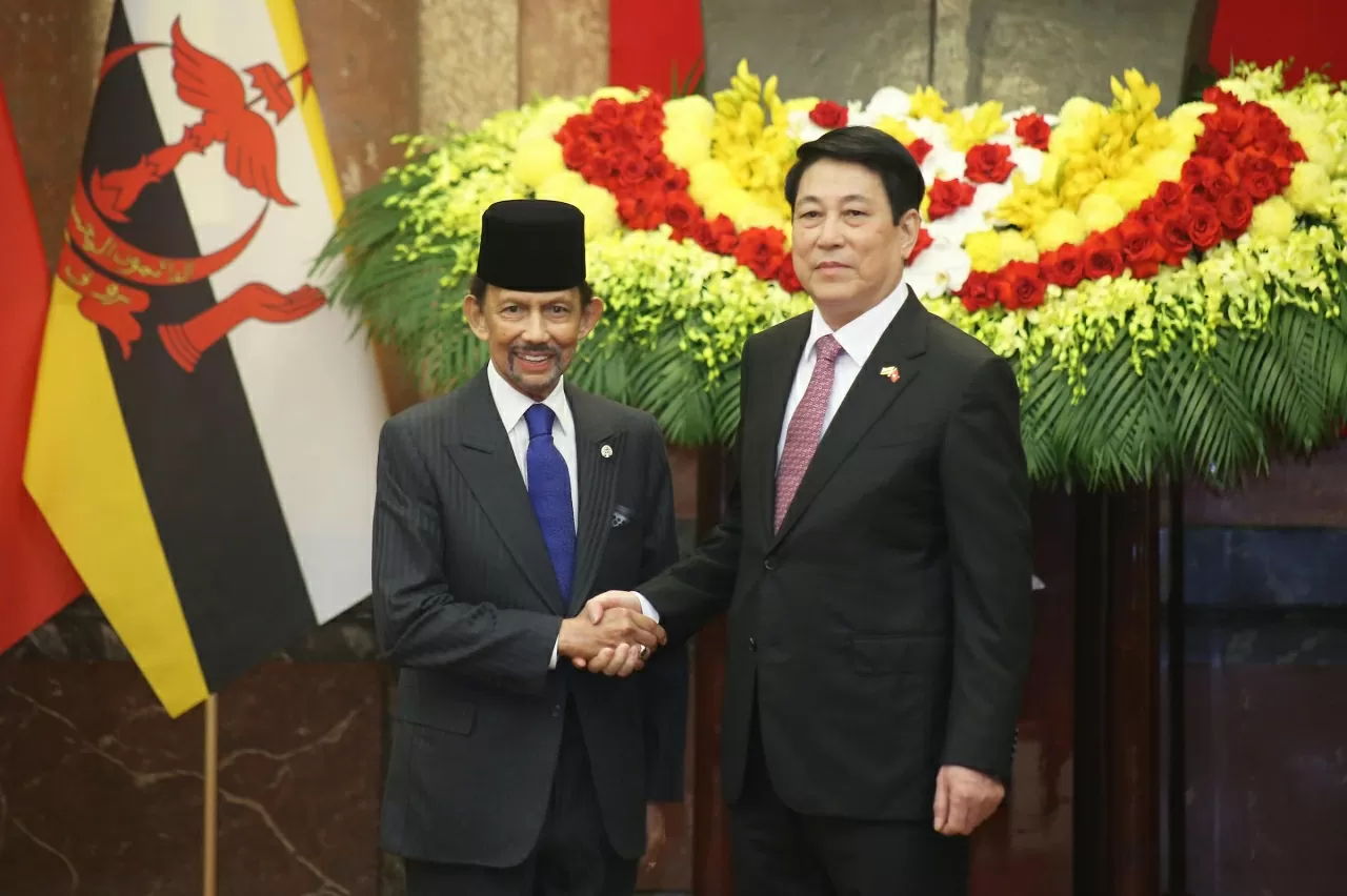 Chủ tịch nước Lương Cường và Quốc vương Brunei Darussalam Haji Hassanal Bolkiah chụp ảnh chung trước khi bước vào hội đàm. (Ảnh: Thành Long)