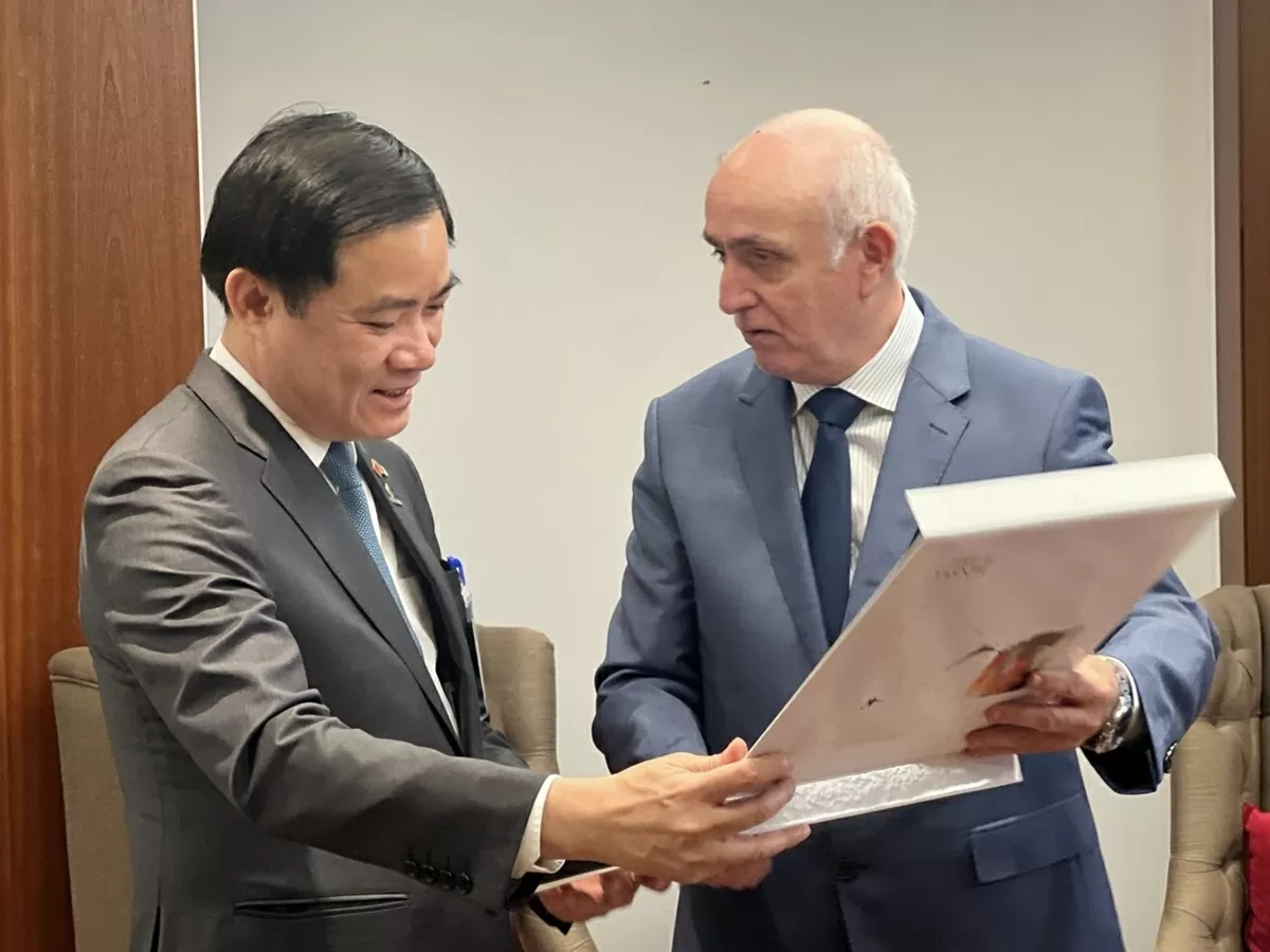 Ông Daoudi giới thiệu với Tổng Giám đốc Petrovietnam Lê Ngọc Sơn cuốn sách lịch sử Sonatrach qua ảnh.