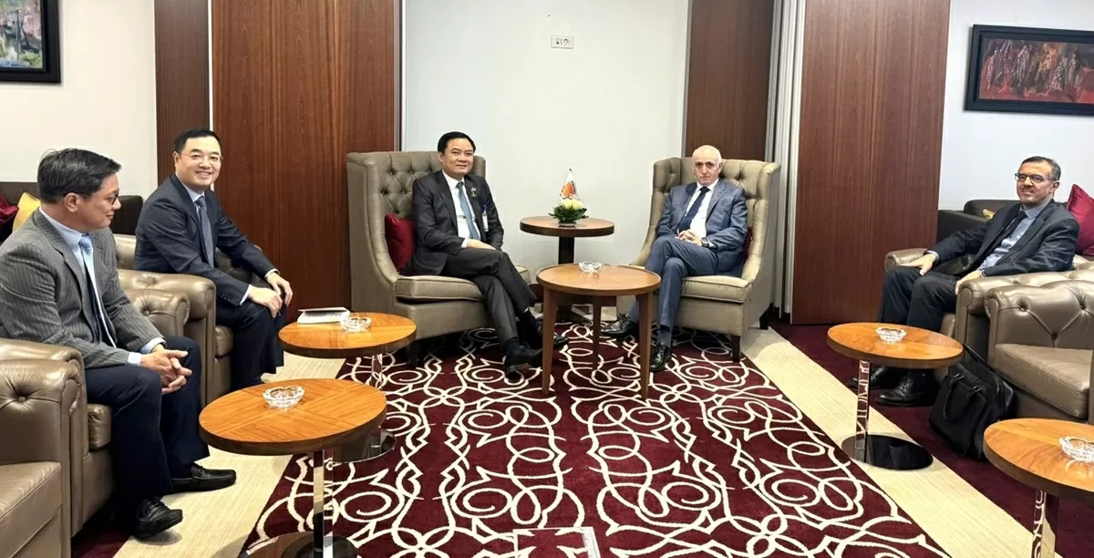 Tổng Giám đốc Petrovietnam Lê Ngọc Sơn trao đổi với ông Nour Eddine Daoudi, Chủ tịch điều hành Sonatrach. Tổng Giám đốc Petrovietnam Lê Ngọc Sơn trao đổi với ông Nour Eddine Daoudi, Chủ tịch điều hành Sonatrach.