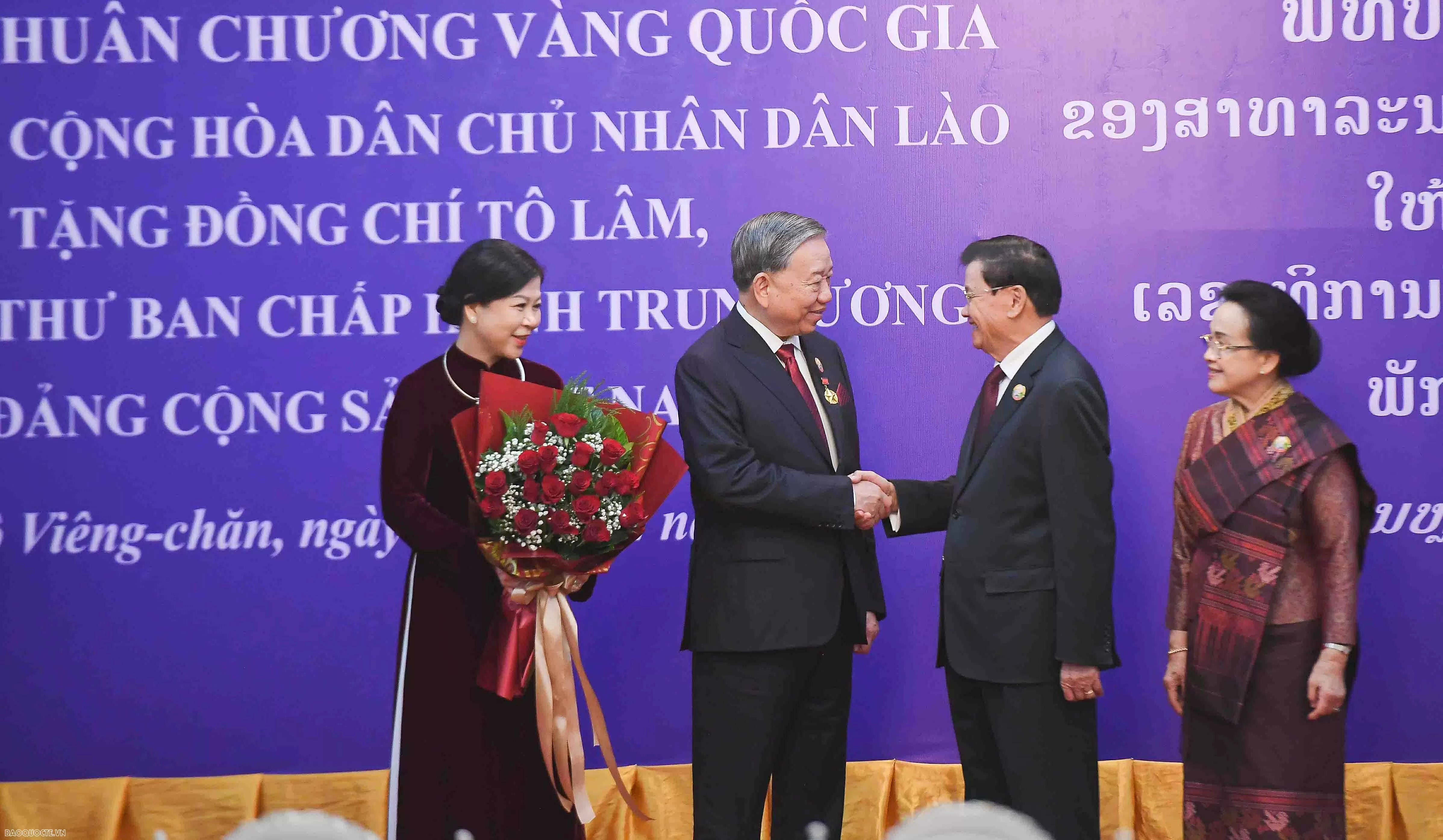 Tổng Bí thư, Chủ tịch nước Lào trao Huân chương Vàng Quốc gia cho Tổng Bí thư Tô Lâm