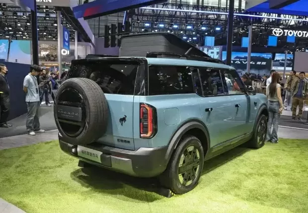 Mẫu Bronco Basecamp EV sở hữu thiết kế mái kính độc đáo, có thể nâng lên như một chiếc lều nhỏ. 