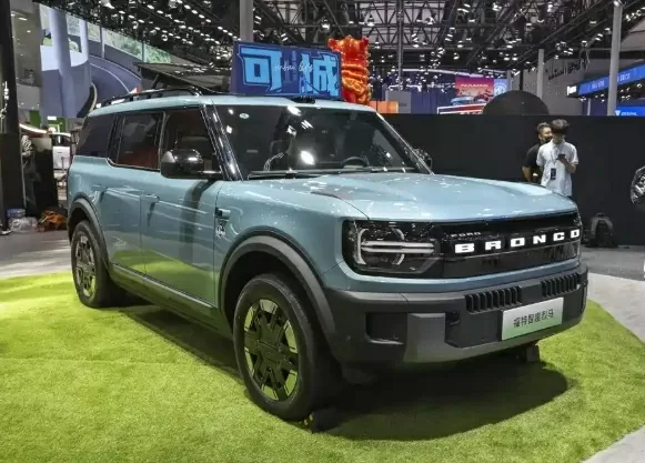 Phong cách thiết kế vẫn giữ tinh thần mạnh mẽ đặc trưng của dòng Bronco.