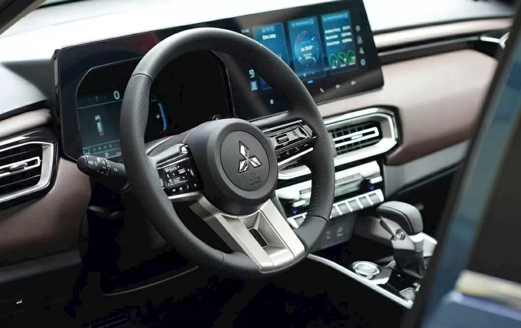 Bên trong khoang nội thất, sự khác biệt thể hiện rõ nhất giữa Premium và Ultimate. 