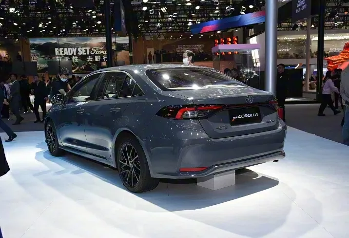 Phần đuôi của Corolla 2026 gây ấn tượng với cụm đèn hậu LED được thiết kế lại tinh tế.