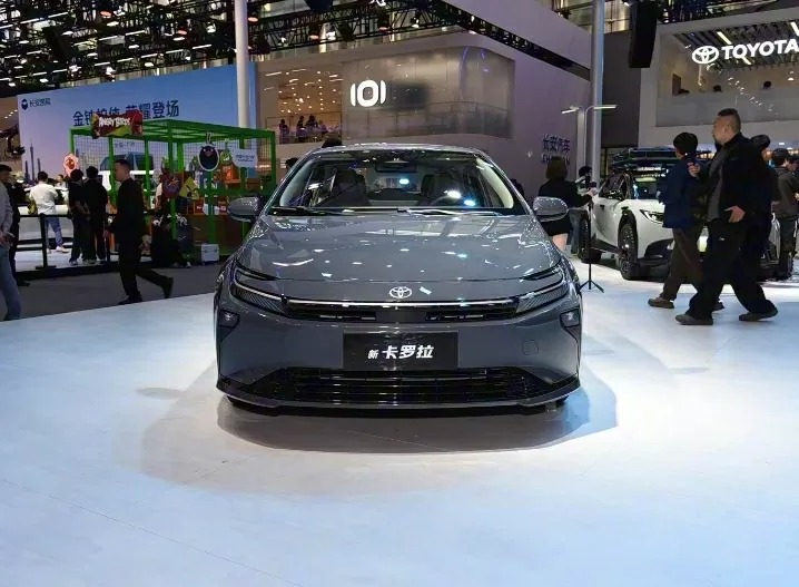 Corolla 2026 khoác lên mình phong cách thiết kế mới, lấy cảm hứng từ Prius và Camry. Corolla 2026 khoác lên mình phong cách thiết kế mới, lấy cảm hứng từ Prius và Camry.