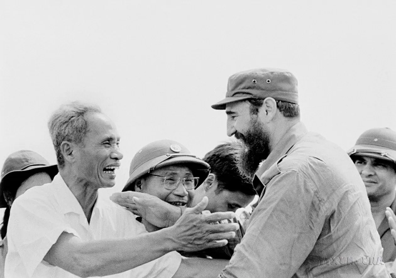 Hình ảnh cảm động và thân thiết của Thủ tướng Phạm Văn Đồng và Thủ tướng Fidel Castro tại Quảng Trị tháng 9/1973 trong chuyến thăm đầu tiên của Fidel Castro tới Việt Nam (Ảnh: TTXVN)