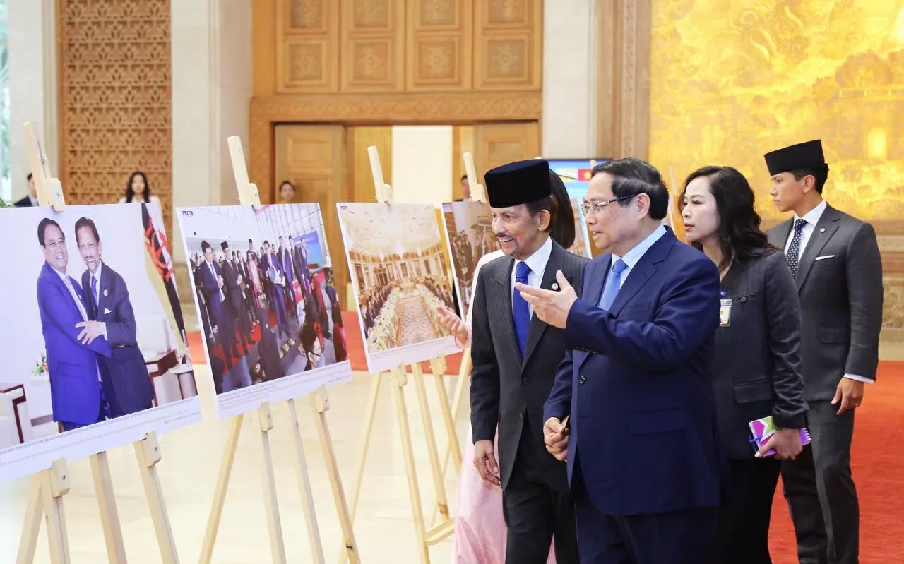 Thủ tướng Chính phủ Phạm Minh Chính và Quốc vương Brunei Darussalam Haji Hassanal Bolkiah thăm quan không gian triển lãm ảnh về những thành tựu trong quan hệ giữa hai nước. (Ảnh: Thành Long)