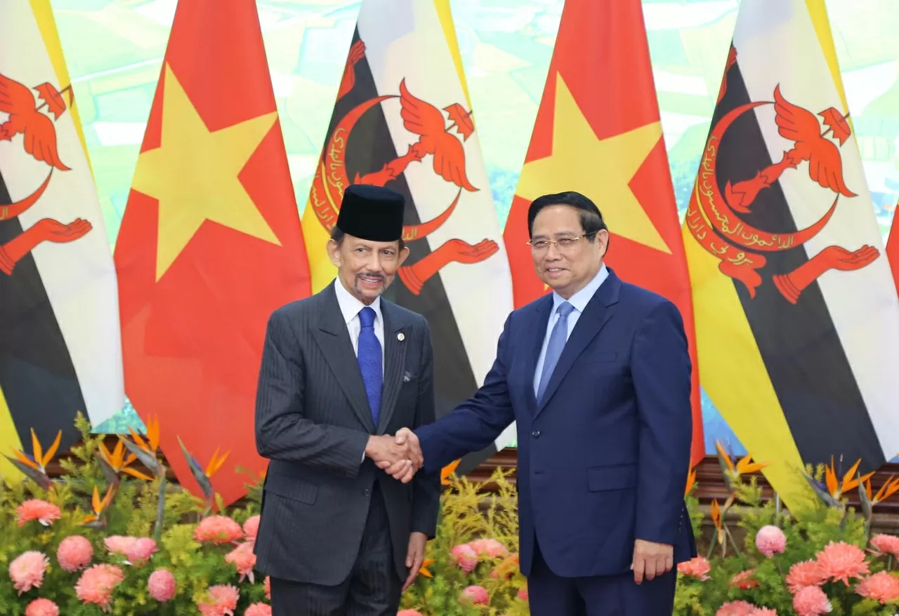 Thủ tướng Chính phủ Phạm Minh Chính chụp ảnh lưu niệm cùng Quốc vương Brunei Darussalam Haji Hassanal Bolkiah trước khi tiến hành Hội kiến. (Ảnh: Thành Long)