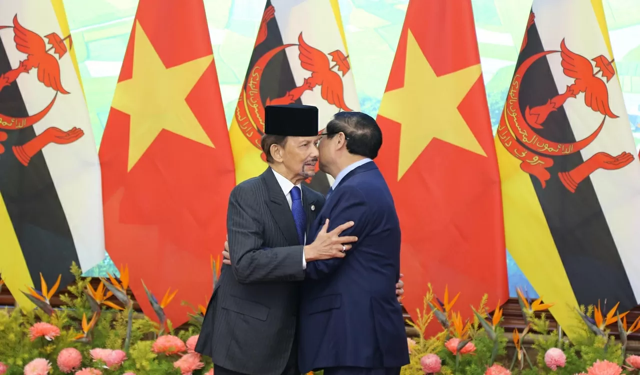 Thủ tướng Chính phủ Phạm Minh Chính chụp ảnh lưu niệm cùng Quốc vương Brunei Darussalam Haji Hassanal Bolkiah trước khi tiến hành Hội kiến. (Ảnh: Thành Long)