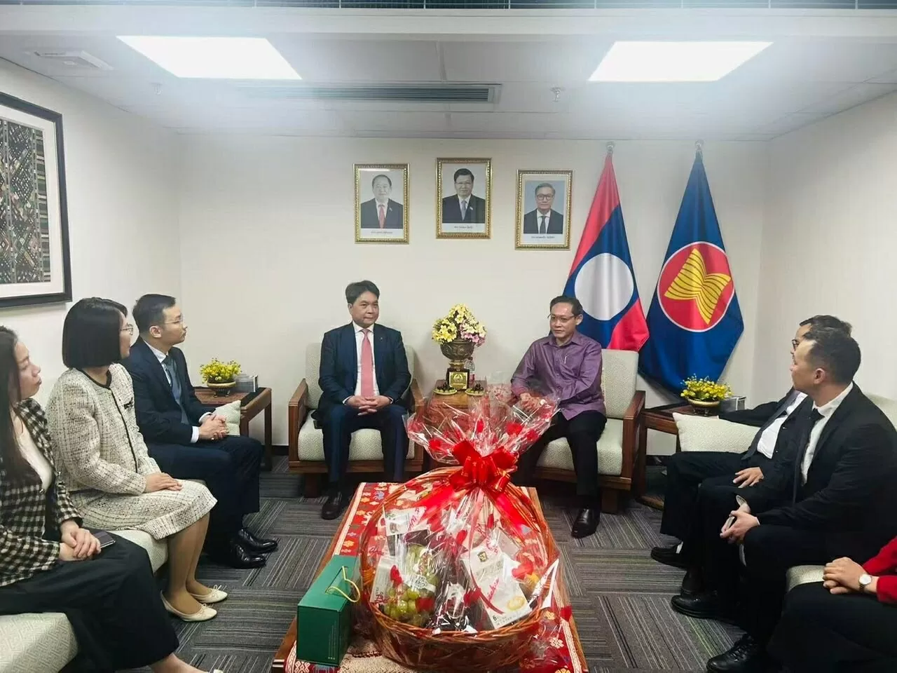 Tổng lãnh sự quán Việt Nam tại Quảng Châu, Trung Quốc chúc mừng kỷ niệm 50 năm Quốc khánh Lào Tổng lãnh sự quán Việt Nam tại Quảng Châu, Trung Quốc chúc mừng kỷ niệm 50 năm Quốc khánh Lào