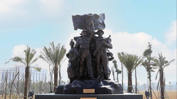 Khánh thành cụm tượng Tình đoàn kết hữu nghị với Lào tại Bảo tàng Lịch sử Quân sự Việt Nam