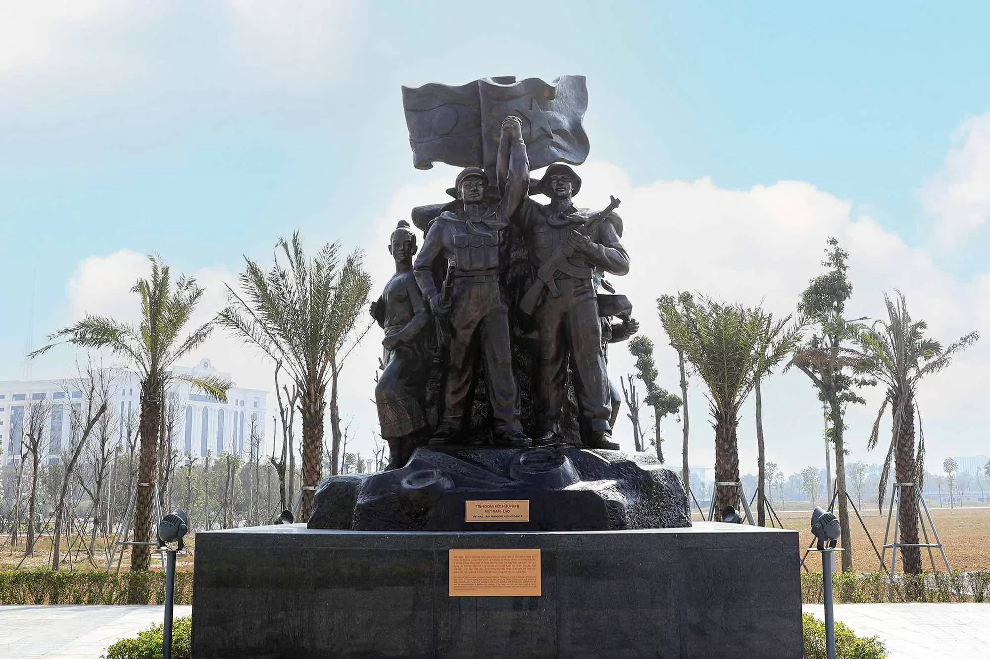 Khánh thành cụm tượng Tình đoàn kết hữu nghị với Lào tại Bảo tàng Lịch sử Quân sự Việt Nam