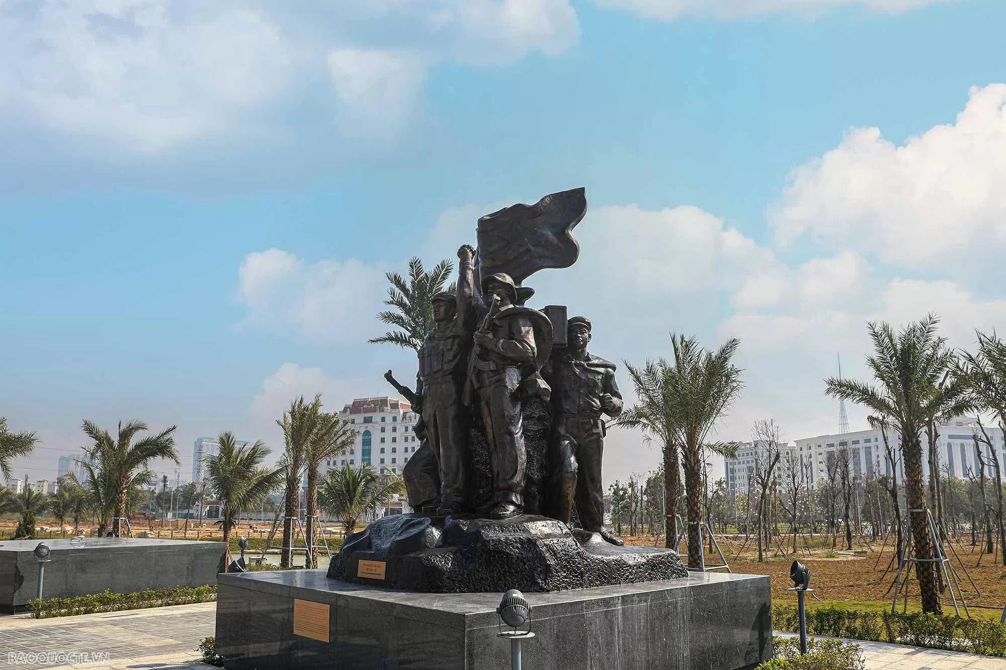 Hoàn thành trưng bày cụm tượng Tình đoàn kết hữu nghị Việt Nam - Lào tại Bảo tàng Lịch sử Quân sự Việt Nam Hoàn thành trưng bày cụm tượng Tình đoàn kết hữu nghị Việt Nam - Lào tại Bảo tàng Lịch sử Quân sự Việt Nam