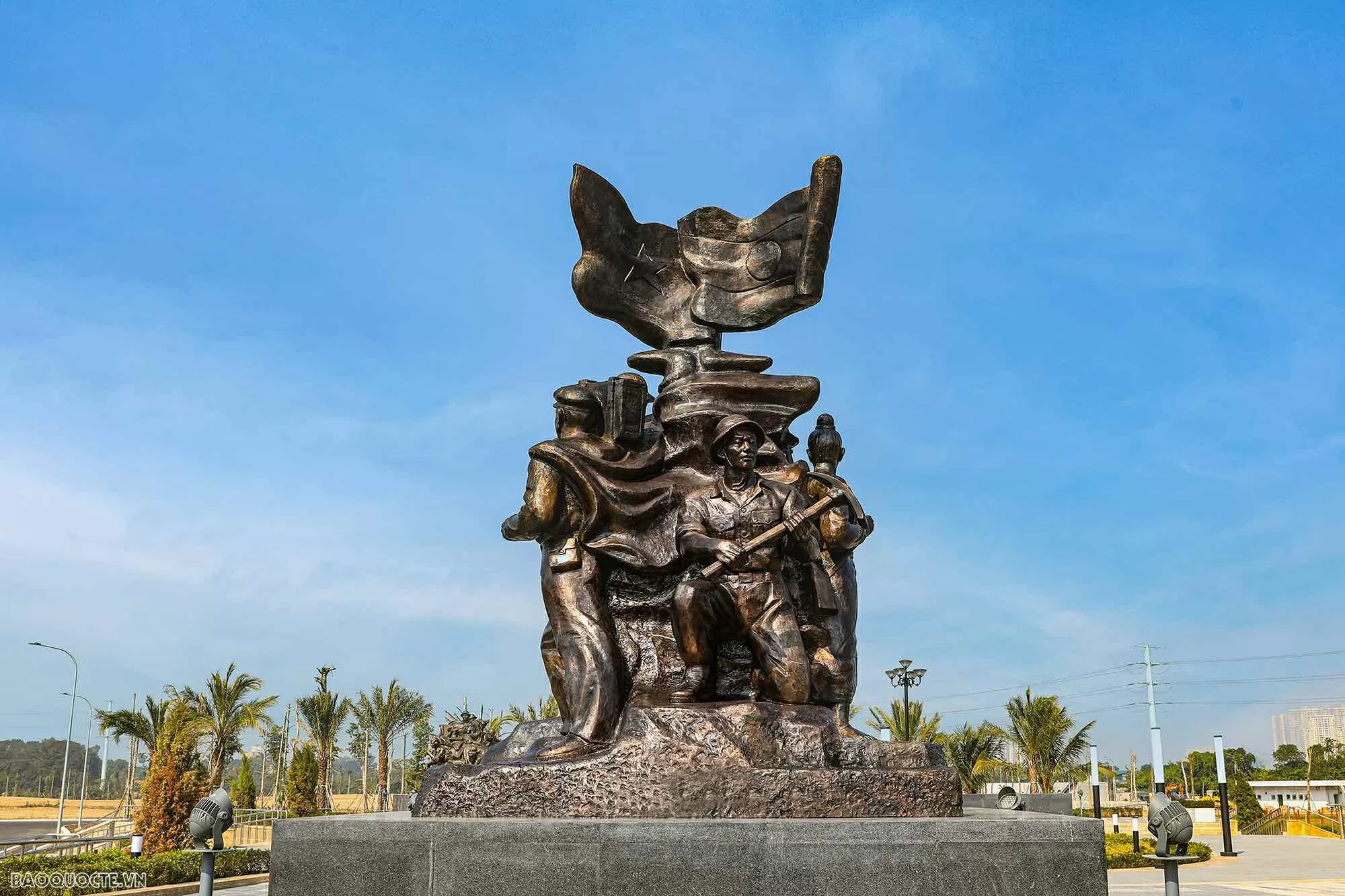 Cụm tượng Tình đoàn kết hữu nghị Việt Nam - Lào nhìn từ mặt trước.