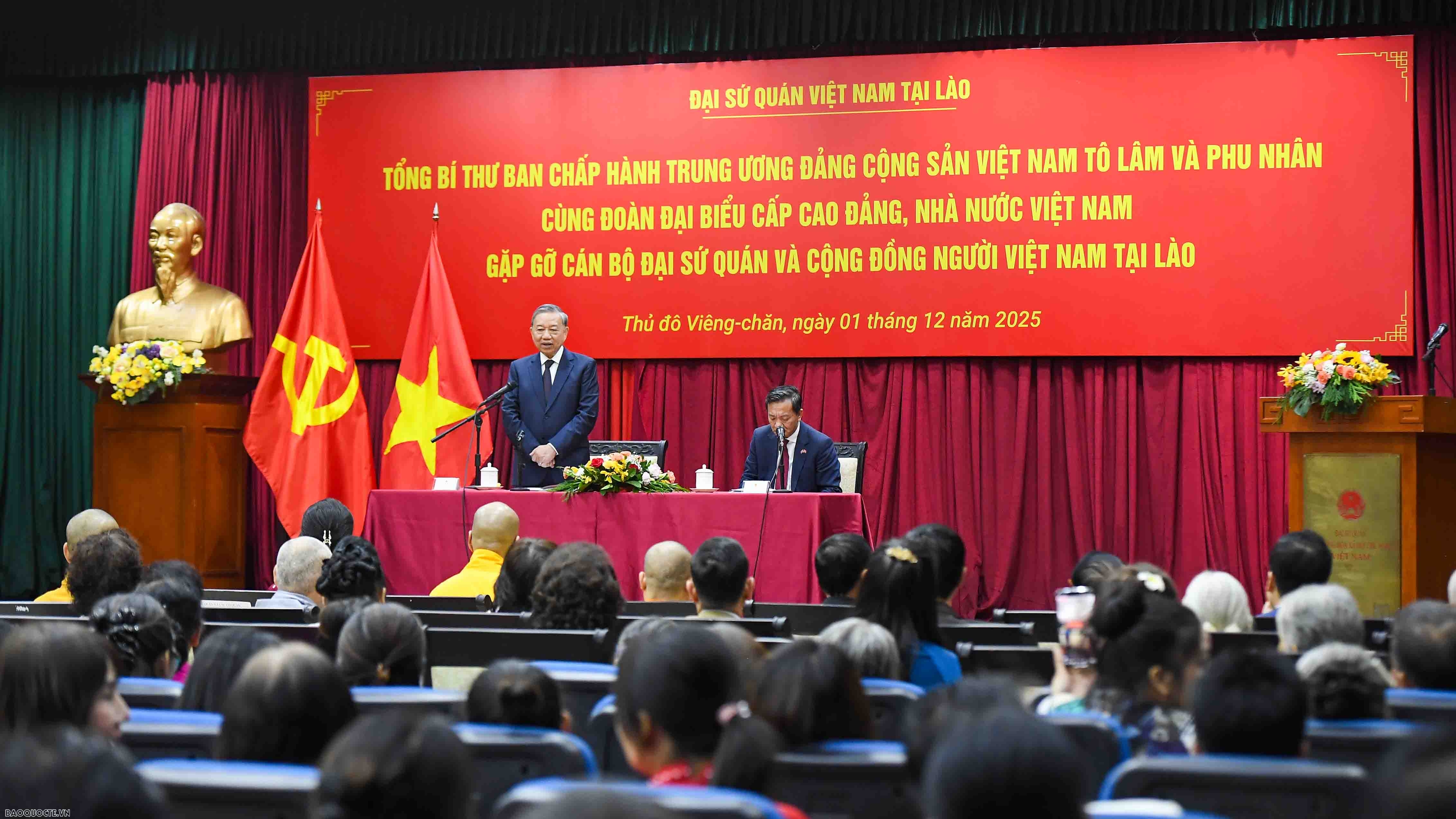 tong bi thu to lam gap go can bo dai su quan va cong dong nguoi viet nam tai lao