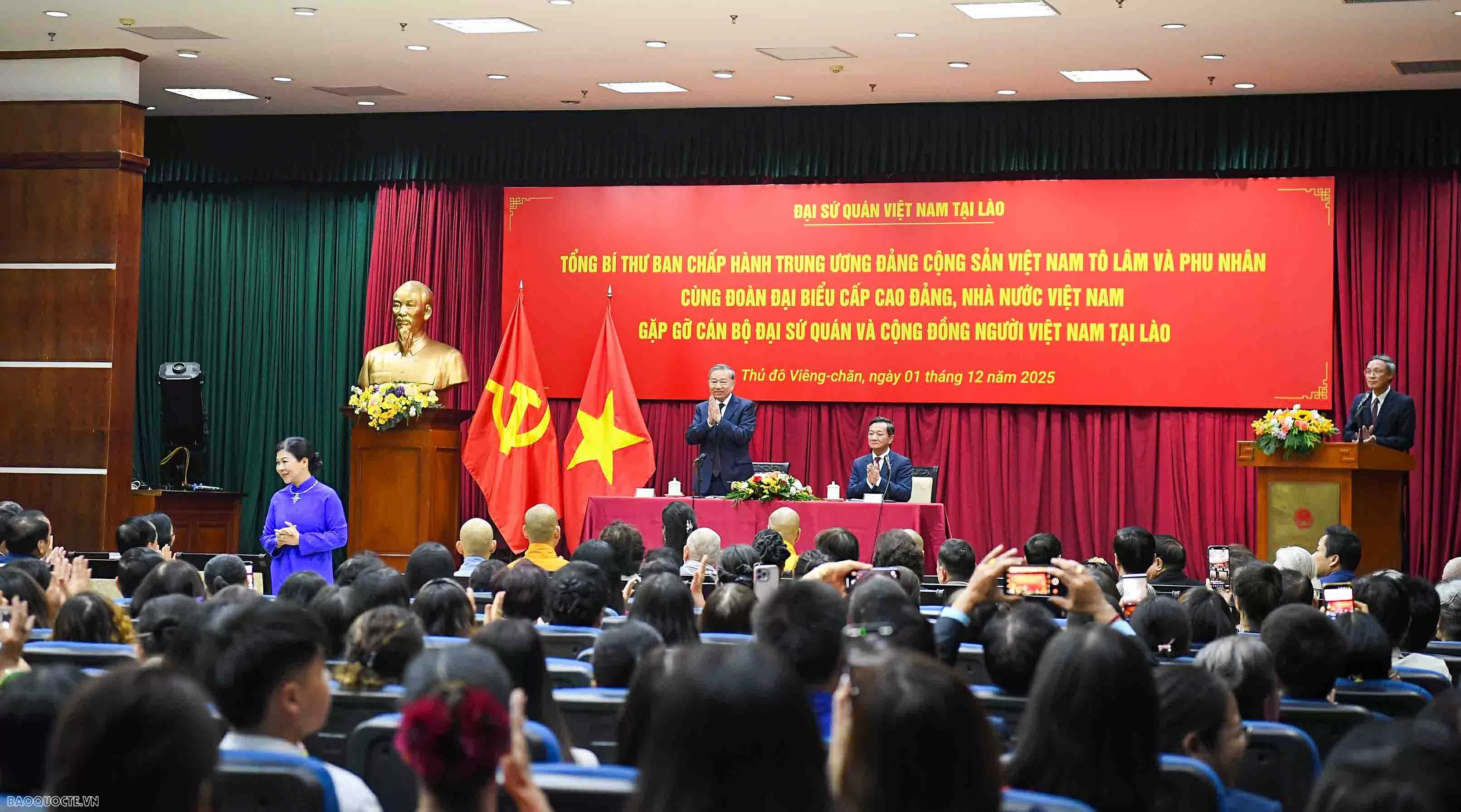 Tổng Bí thư Tô Lâm gặp gỡ cán bộ Đại sứ quán và cộng đồng người Việt Nam tại Lào