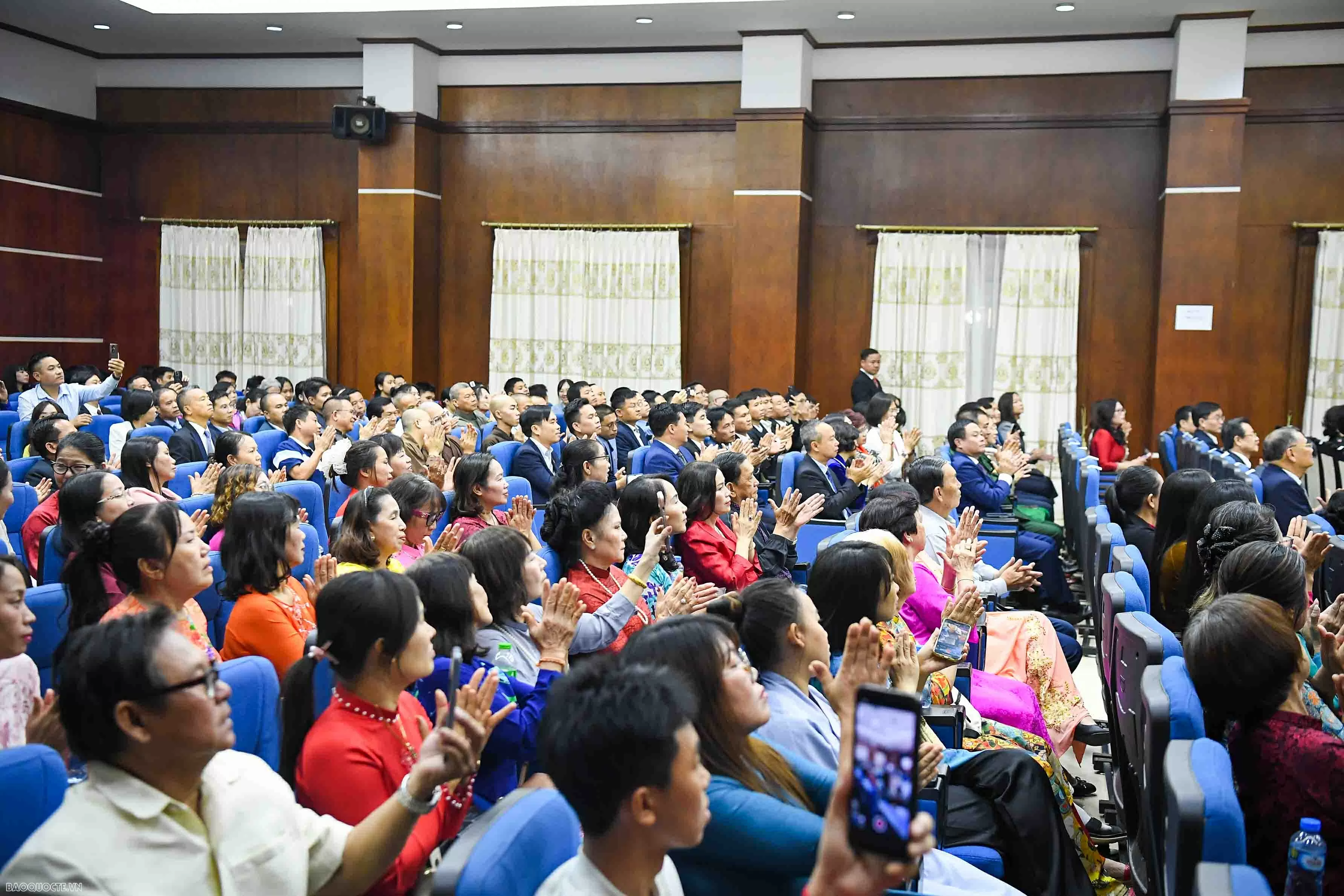 Tổng Bí thư Tô Lâm gặp gỡ cán bộ Đại sứ quán và cộng đồng người Việt Nam tại Lào