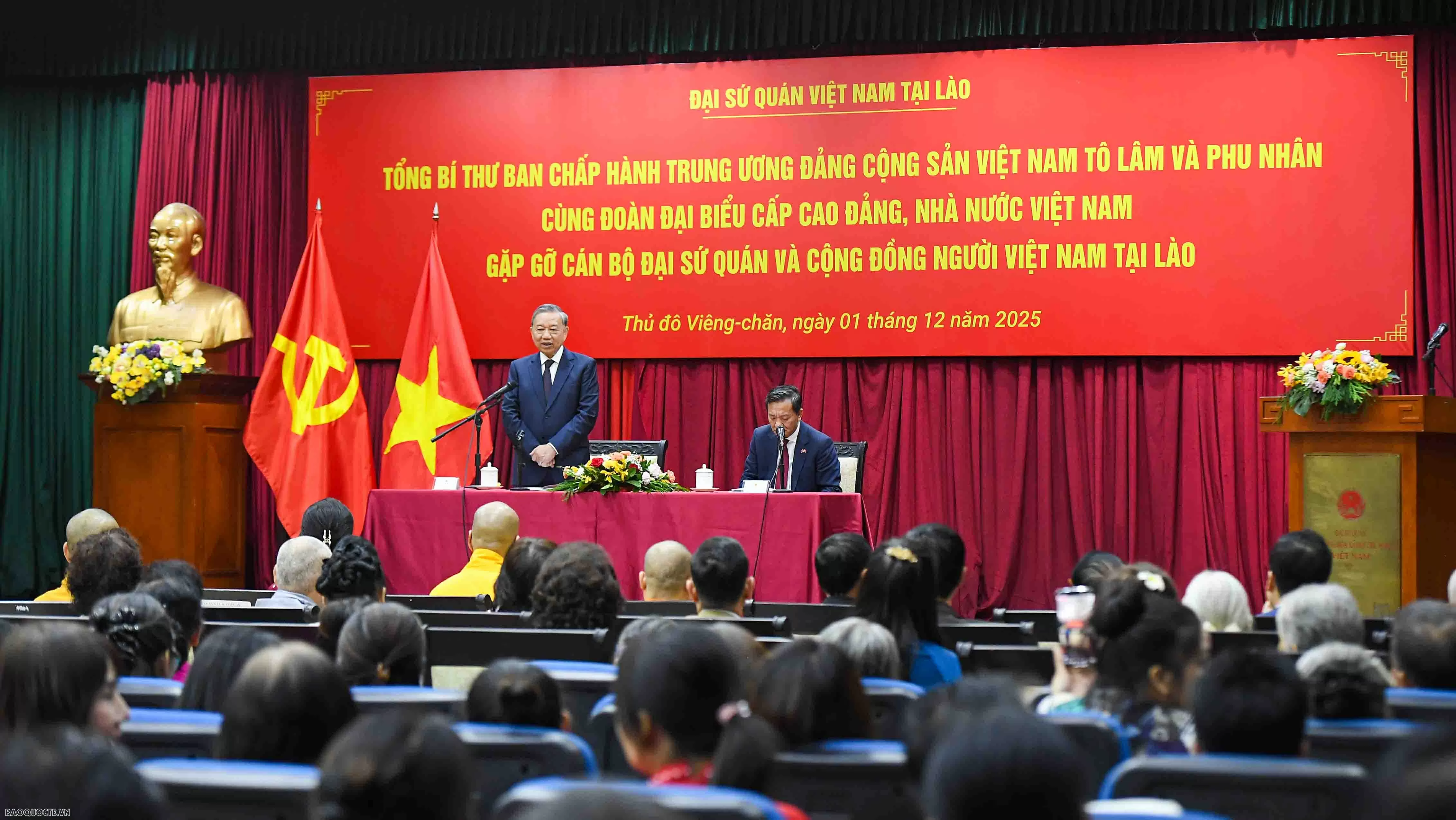 Tổng Bí thư Tô Lâm gặp gỡ cán bộ Đại sứ quán và cộng đồng người Việt Nam tại Lào