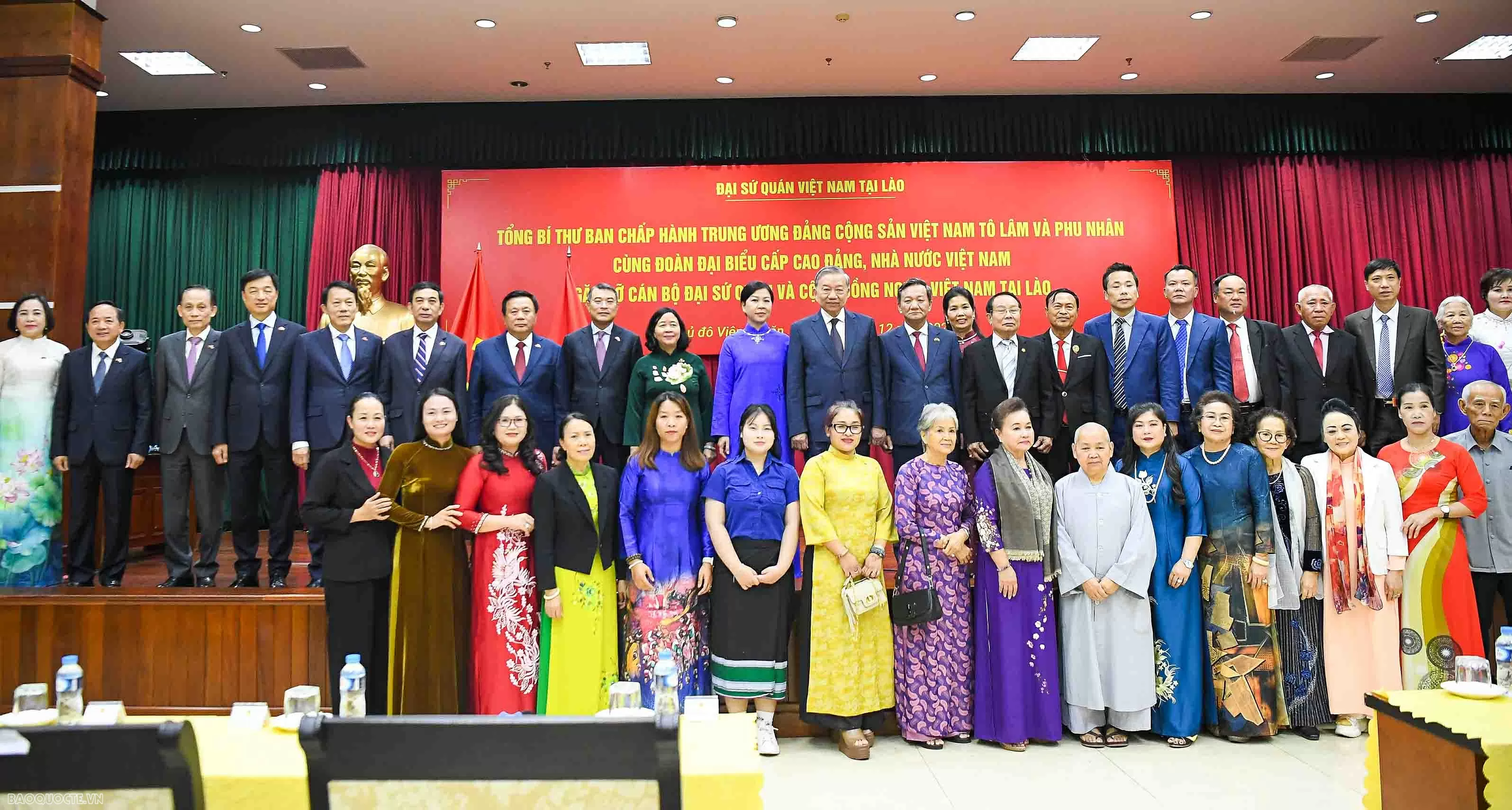 Tổng Bí thư Tô Lâm gặp gỡ cán bộ Đại sứ quán và cộng đồng người Việt Nam tại Lào Tổng Bí thư Tô Lâm gặp gỡ cán bộ Đại sứ quán và cộng đồng người Việt Nam tại Lào