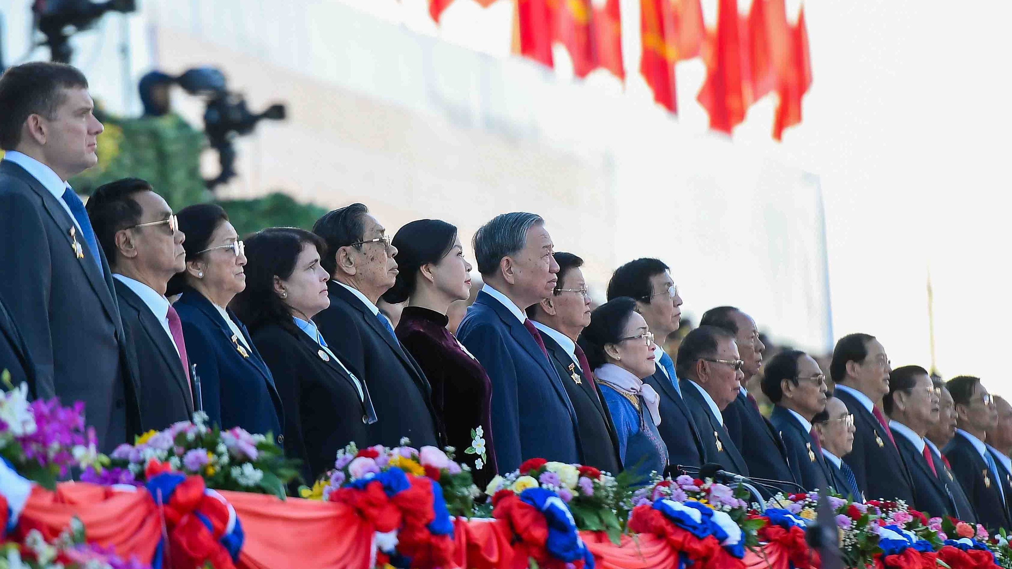 tong bi thu to lam va phu nhan du le ky niem 50 nam quoc khanh lao