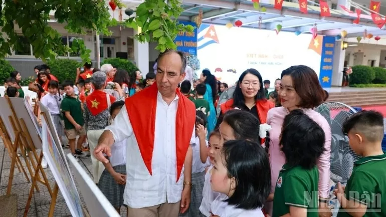 Đại sứ thăm trường học