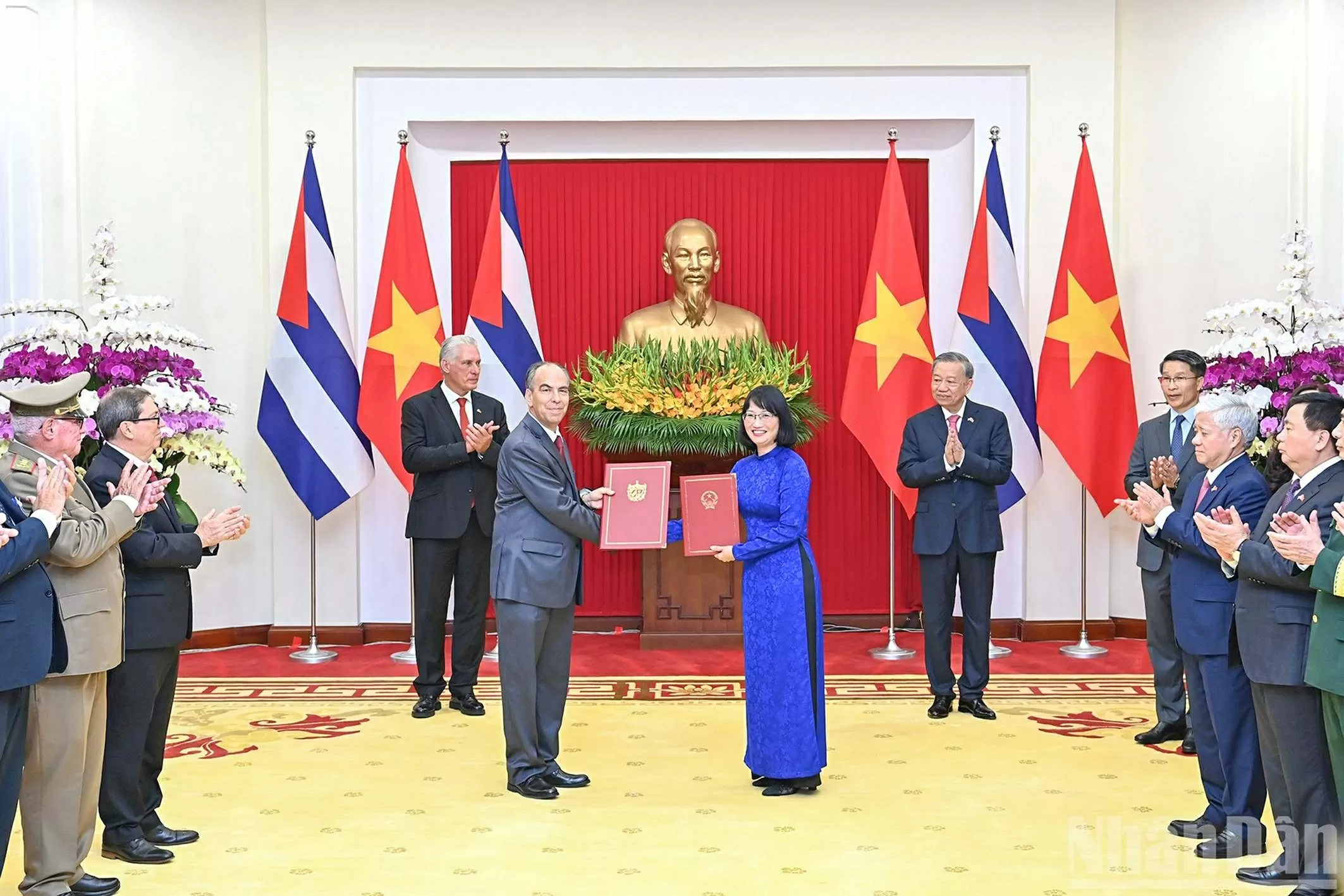 Tổng Bí thư Tô Lâm và Bí thư Thứ nhất, Chủ tịch nước Cộng hòa Cuba Miguel Diaz-Canel Bermudez chứng kiến Lễ trao Biên bản ghi nhớ về hợp tác y tế giữa Ủy ban nhân dân Thành phố Hồ Chí Minh và Bộ Y tế Cuba.