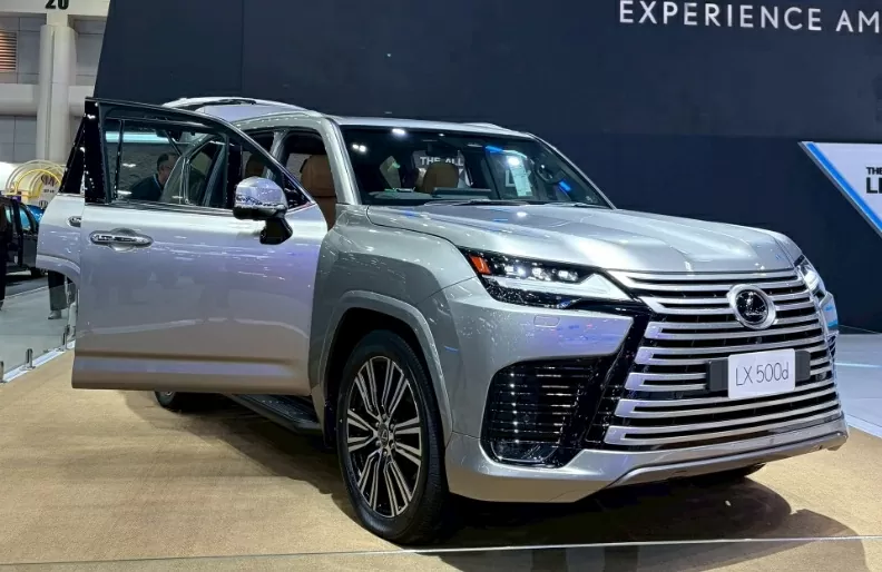 Lexus LX 500d xuất hiện với vẻ ngoài đầy uy lực, nhờ kích thước lớn 5.100 x 1.990 x 1.895 mm cùng trục cơ sở 2.850 mm. Lexus LX 500d xuất hiện với vẻ ngoài đầy uy lực, nhờ kích thước lớn 5.100 x 1.990 x 1.895 mm cùng trục cơ sở 2.850 mm.