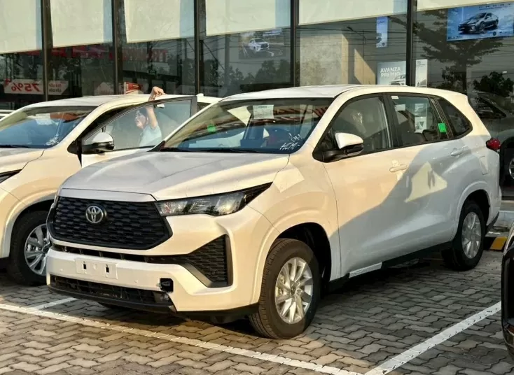 Thân xe sở hữu các đường dập nổi rõ nét, kết hợp bộ mâm hợp kim 5 chấu mạ bạc kích thước 16 inch. Thân xe sở hữu các đường dập nổi rõ nét, kết hợp bộ mâm hợp kim 5 chấu mạ bạc kích thước 16 inch.