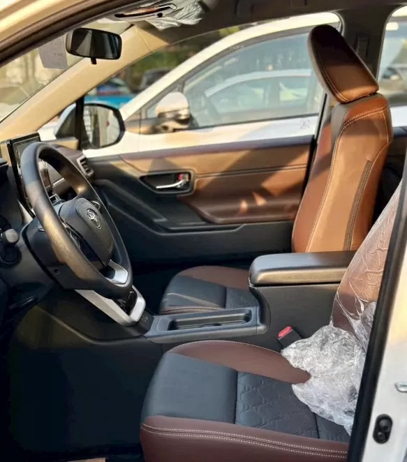 Bước vào cabin, người dùng sẽ cảm nhận ngay chất liệu ghế da mềm mại mang lại sự êm ái và vẻ sang trọng. 