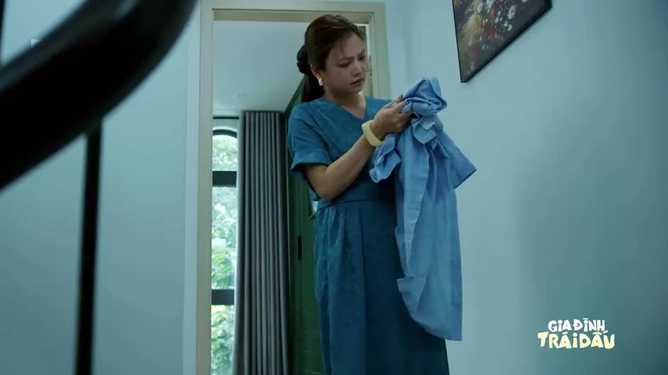 Gia đình trái dấu tập 2: Bà Ánh phát hiện có dấu son lạ trên áo chồng