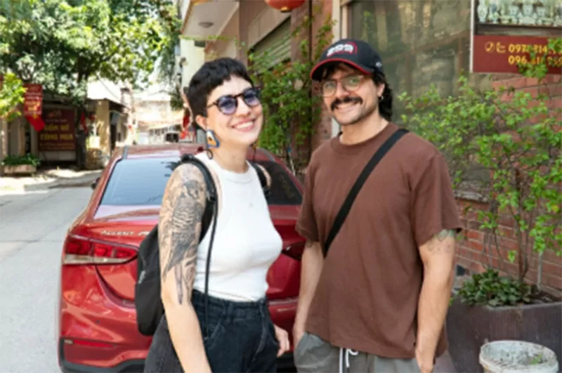 Cặp đôi du khách người Brazil chia sẻ cảm xúc Cặp đôi du khách người Brazil chia sẻ cảm xúc