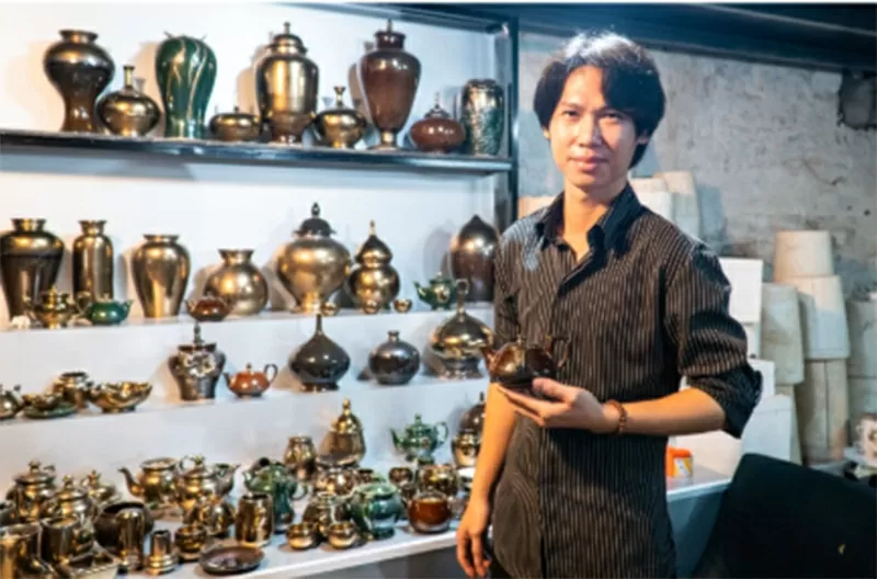 Nghệ nhân Cao Duy Phương bên bộ sưu tập gốm mới.