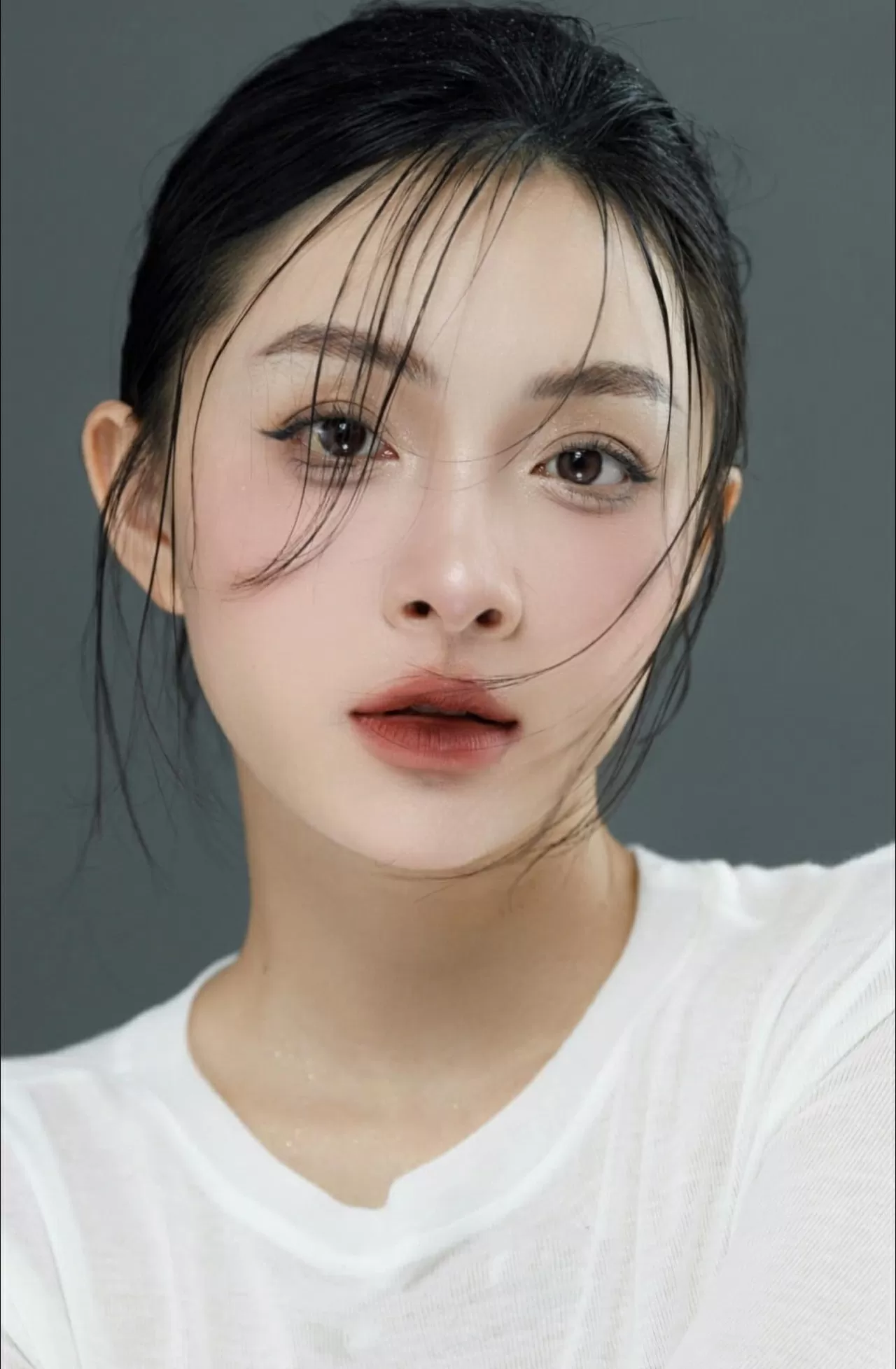 Ngắm nhan sắc diễn viên bị ghét nhất phim Cách em 1 milimet