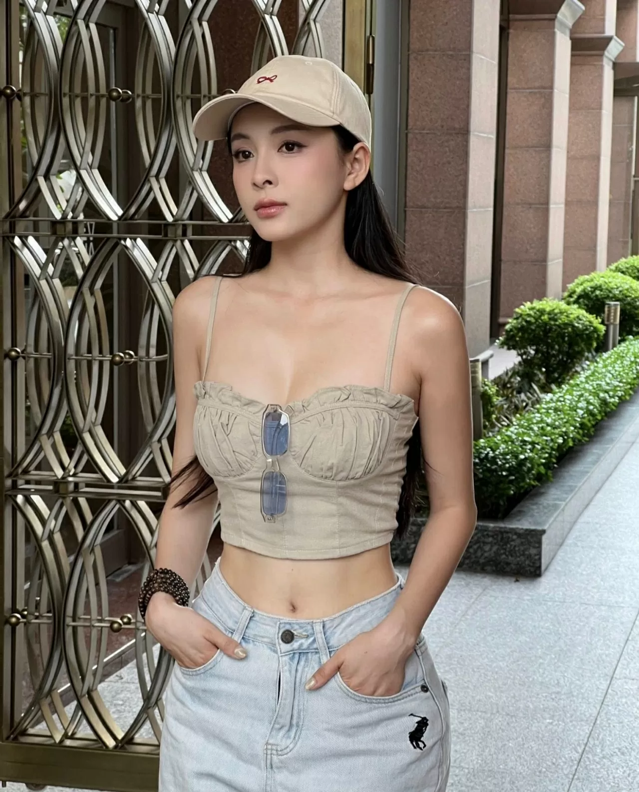 Ngắm nhan sắc diễn viên bị ghét nhất phim Cách em 1 milimet