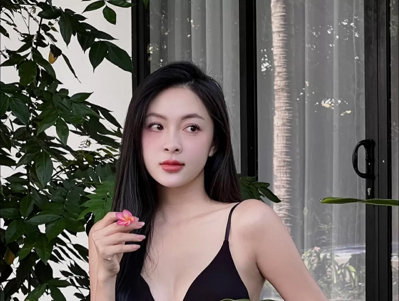 Ngắm nhan sắc diễn viên bị ghét nhất phim Cách em 1 milimet