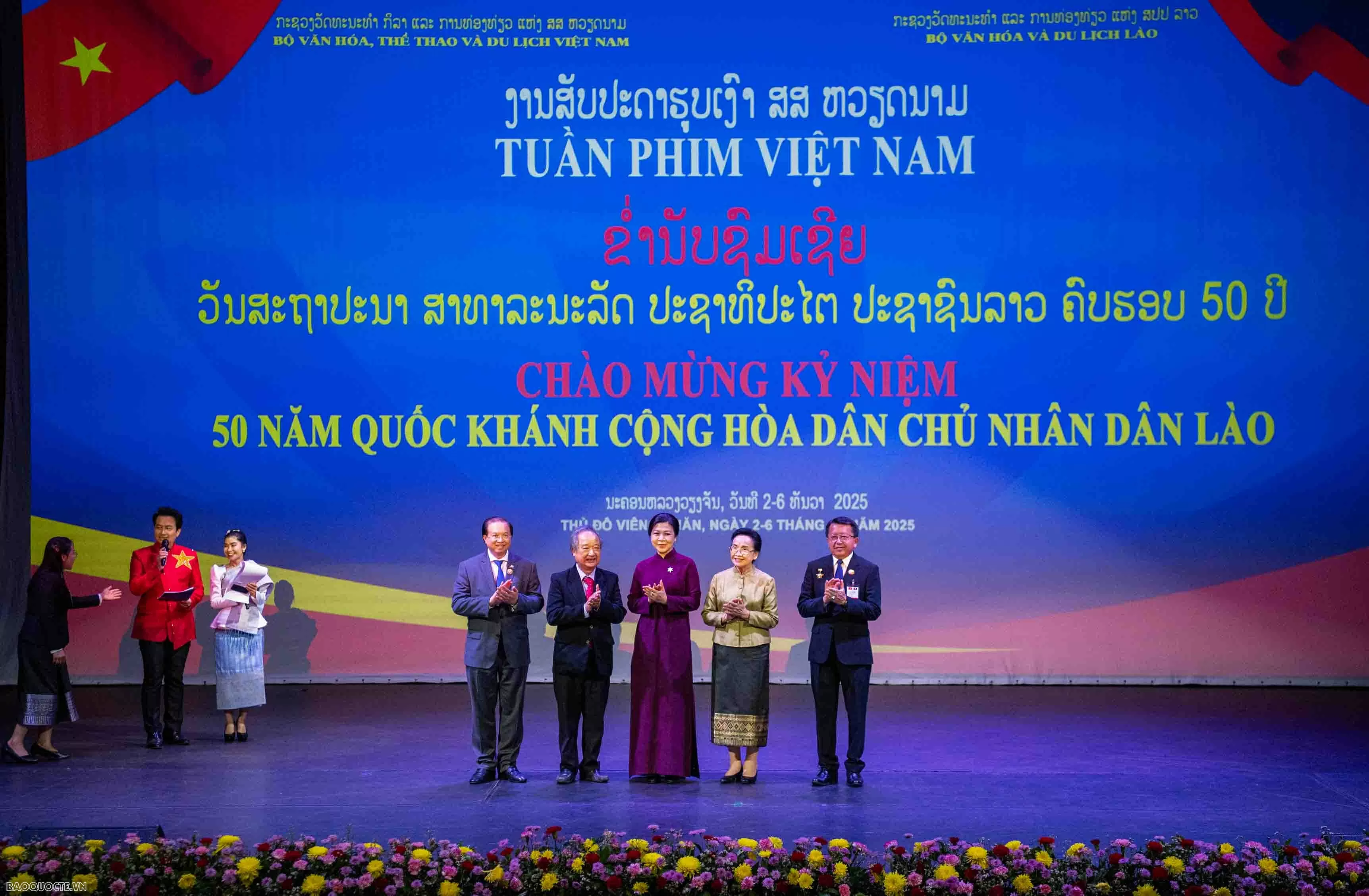 Hai Phu nhân, hai Thứ trưởng chụp ảnh với đạo diễn NSND Nguyễn Như Vũ, tác giả bộ phim tài liệu “Chủ tịch Kaysone Phomvihane với Việt Nam”. Hai Phu nhân, hai Thứ trưởng chụp ảnh với đạo diễn NSND Nguyễn Như Vũ, tác giả bộ phim tài liệu “Chủ tịch Kaysone Phomvihane với Việt Nam”.